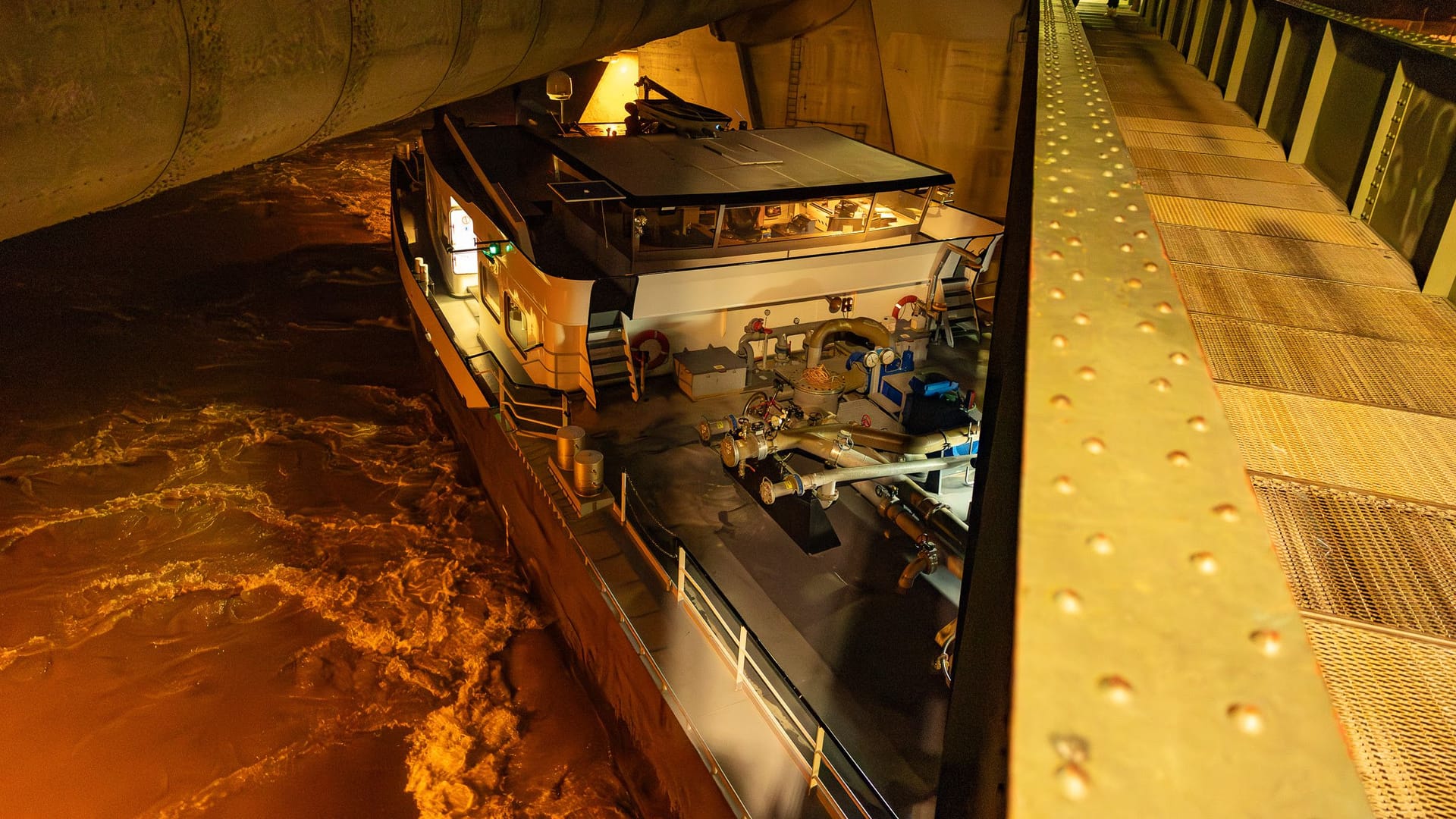 Ein Binnenschiff geriet am Mittwochabend in der Schleuse Kostheim in eine Notlage: Aufgrund des Hochwassers im Main ist die Schleuse derzeit außer Betrieb.