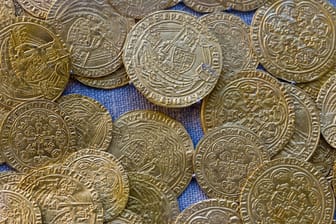 Historische Goldmünzen (Symbolbild): Eine spanische Galeere soll mehrere Millionen Münzen an Bord gehabt haben.