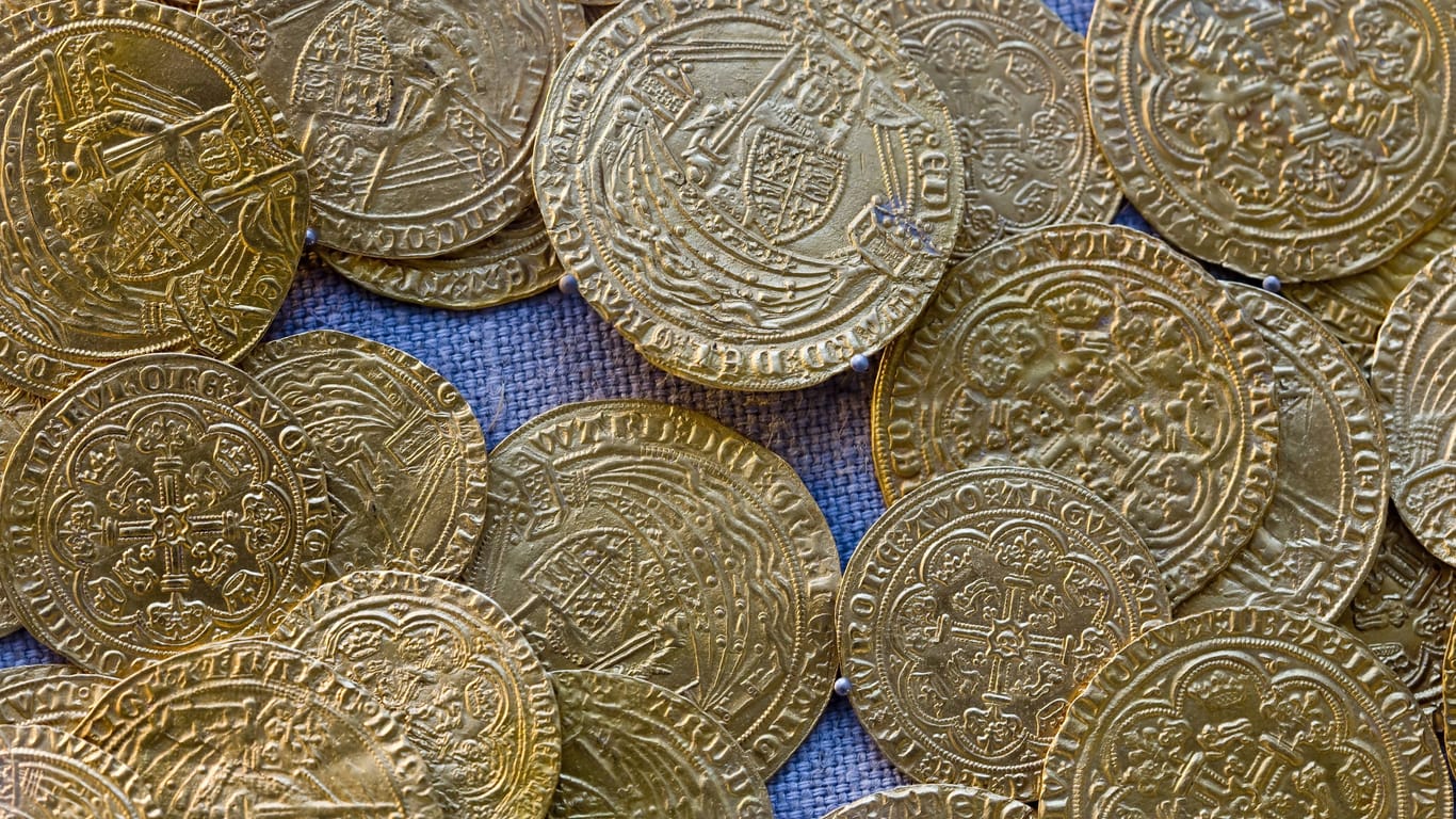 Historische Goldmünzen (Symbolbild): Eine spanische Galeere soll mehrere Millionen Münzen an Bord gehabt haben.