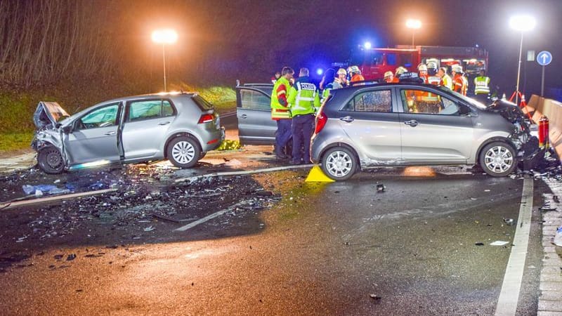 Polizei und Rettungsdienste sind im Rhein-Neckar-Kreis im Einsatz: Zwei Personen starben noch am Unfallort.