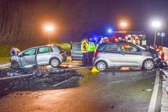Polizei und Rettungsdienste sind im Rhein-Neckar-Kreis im Einsatz: Zwei Personen starben noch am Unfallort.