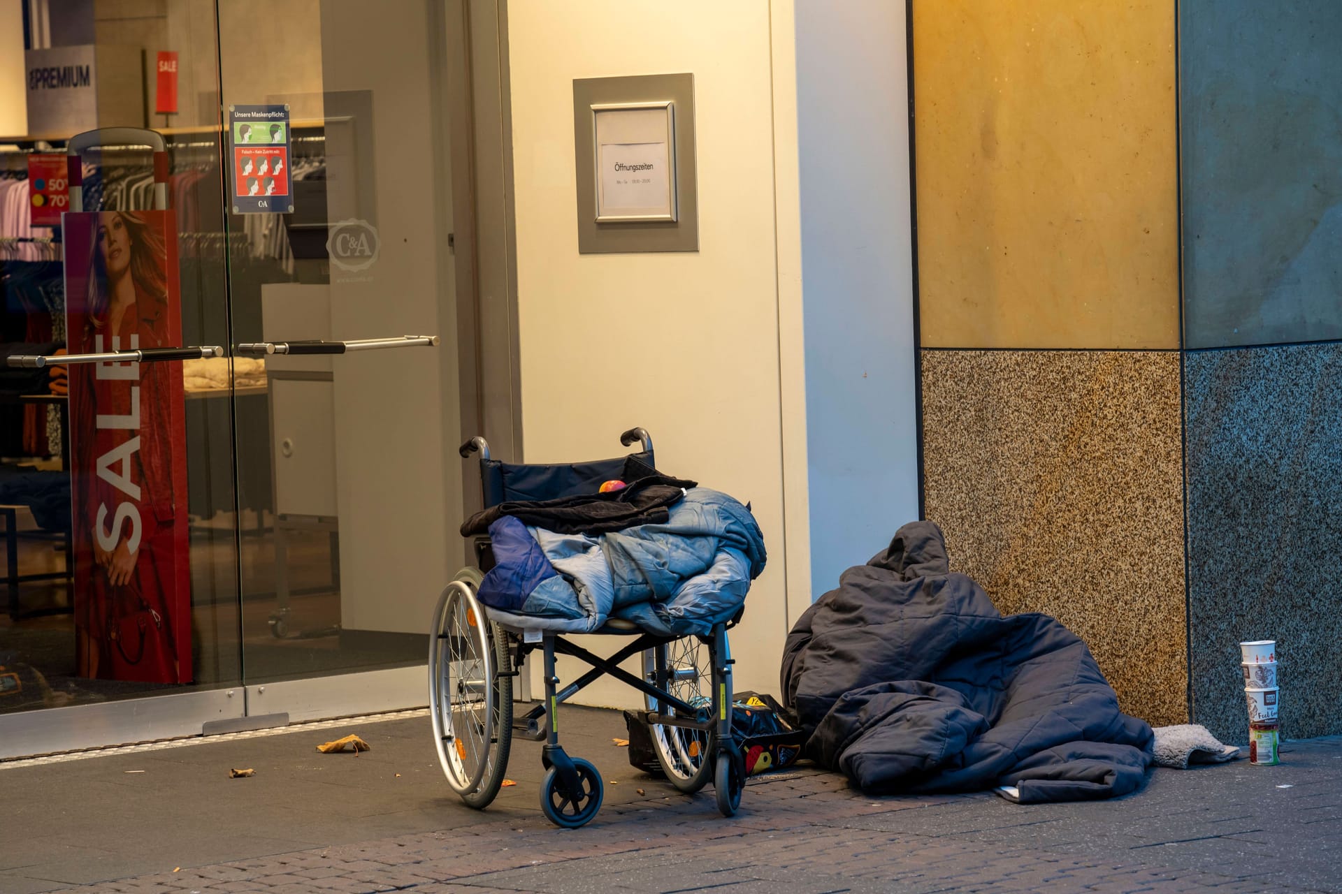 Ein Rollstuhl und ein Schlafsack liegen vor einem Geschäft am Neumarkt: In der Nacht zu Donnerstag wurde hier ein Obdachloser überfallen.