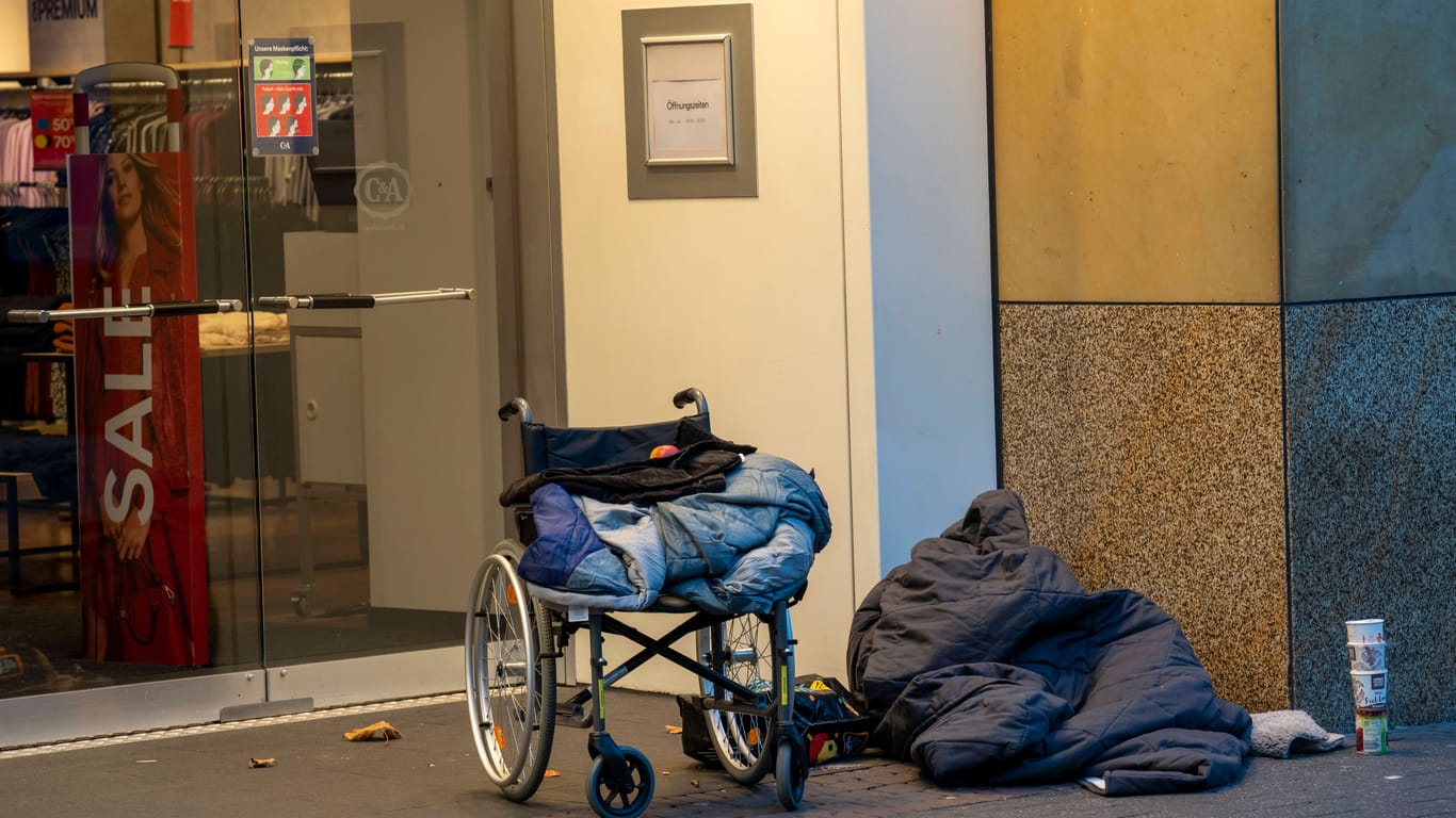 Ein Rollstuhl und ein Schlafsack liegen vor einem Geschäft am Neumarkt: In der Nacht zu Donnerstag wurde hier ein Obdachloser überfallen.