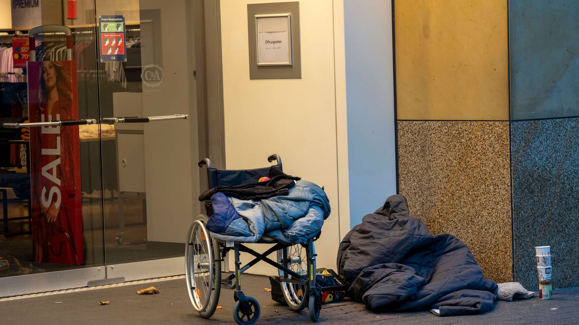 Ein Rollstuhl und ein Schlafsack liegen vor einem Geschäft am Neumarkt: In der Nacht zu Donnerstag wurde hier ein Obdachloser überfallen. Ein Rollstuhl und ein Schlafsack liegen vor einem Geschäft am Neumarkt: In der Nacht zu Donnerstag wurde hier ein Obdachloser überfallen.