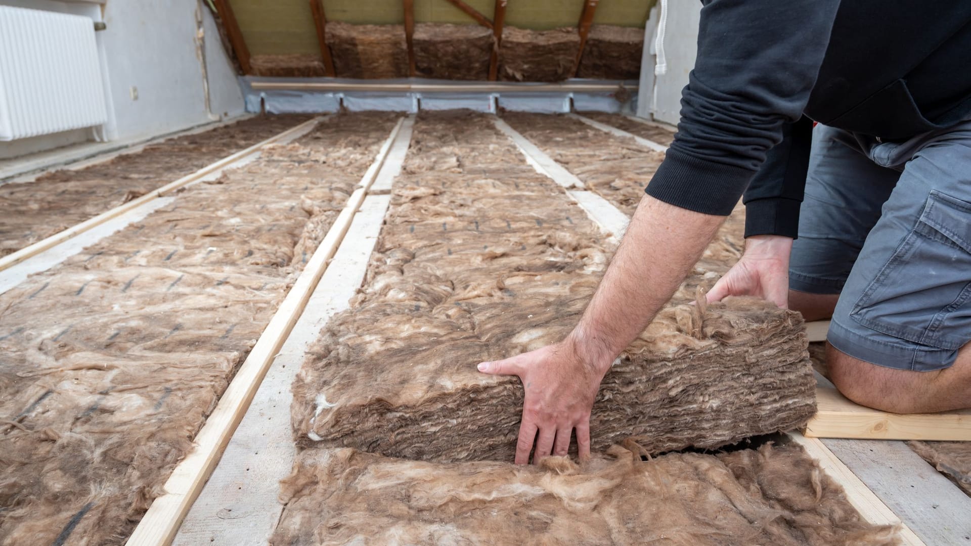 Sanierungsarbeiten: Einige Hausbesitzer müssen die Geschossdecke dämmen.