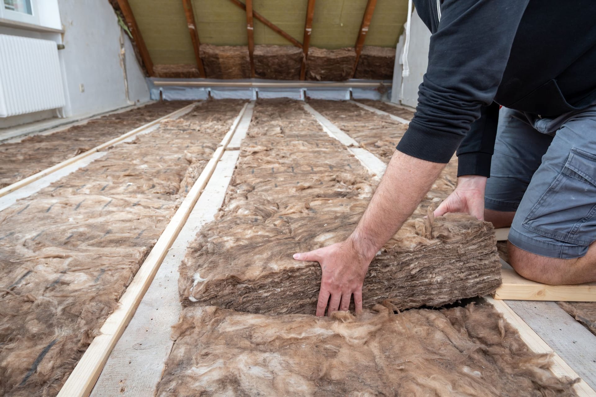 Sanierungsarbeiten: Einige Hausbesitzer müssen die Geschossdecke dämmen.