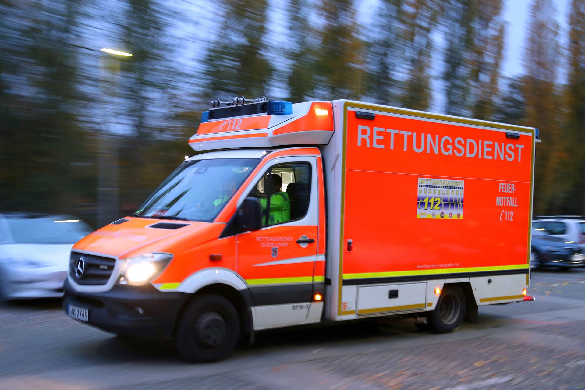 Ein Rettungswagen fährt mit Blaulicht durch eine Straße (Symbolbild): In Hannover ist eine Frau an ihren Unfallverletzungen gestorben.