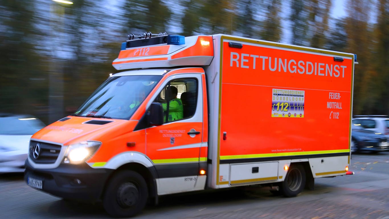 Ein Rettungswagen fährt mit Blaulicht durch eine Straße (Symbolbild): In Hannover ist eine Frau an ihren Unfallverletzungen gestorben.