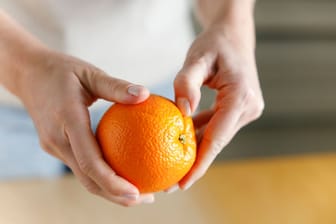 Frau schält Orange (Symbolbild): In Beziehungen geht es nicht nur um die kleinen Dinge im Leben.