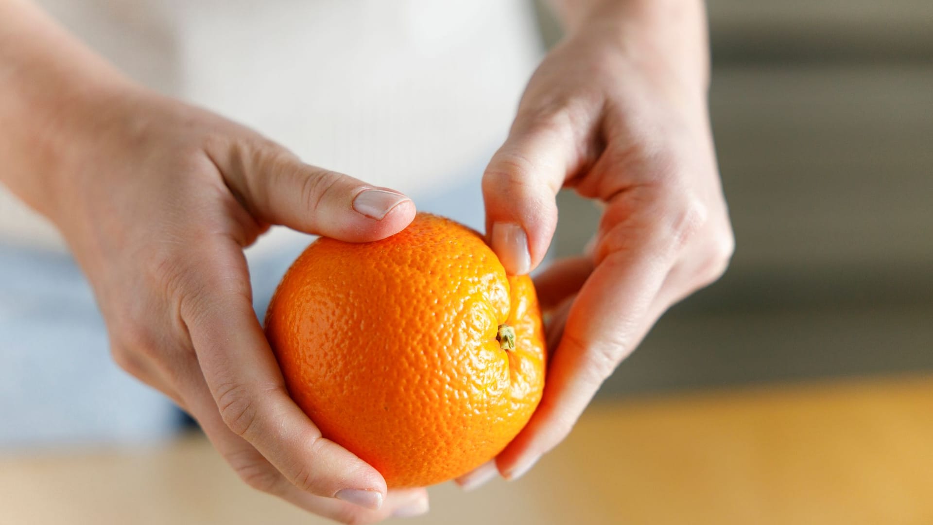 Frau schält Orange (Symbolbild): In Beziehungen geht es nicht nur um die kleinen Dinge im Leben.