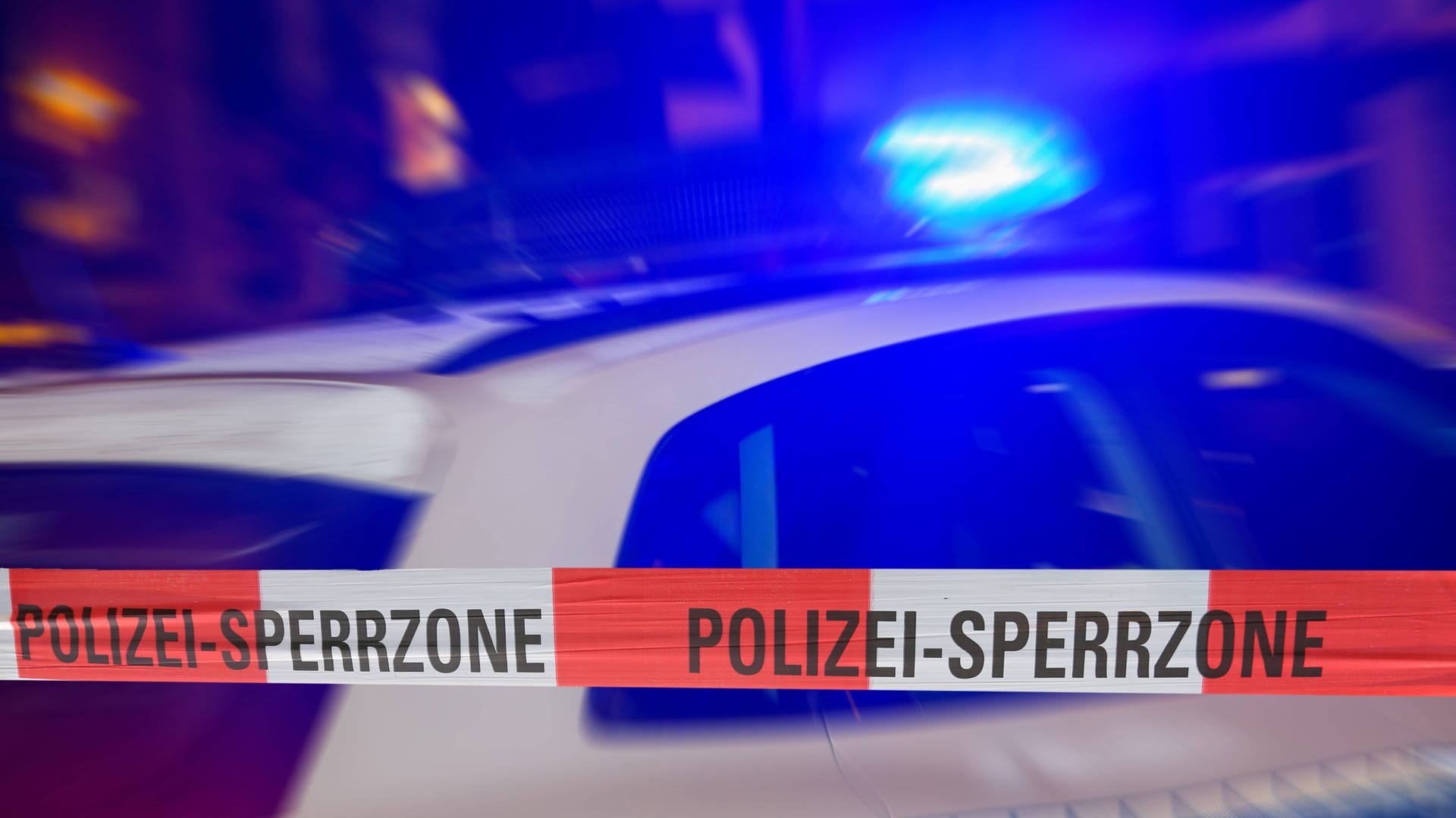 Polizeiabsperrung (Symbolbild): Am Bahnhof Zoo sind mehrere Personen bei einem Messerangriff verletzt worden. Polizeiabsperrung (Symbolbild): Am Bahnhof Zoo sind mehrere Personen bei einem Messerangriff verletzt worden.