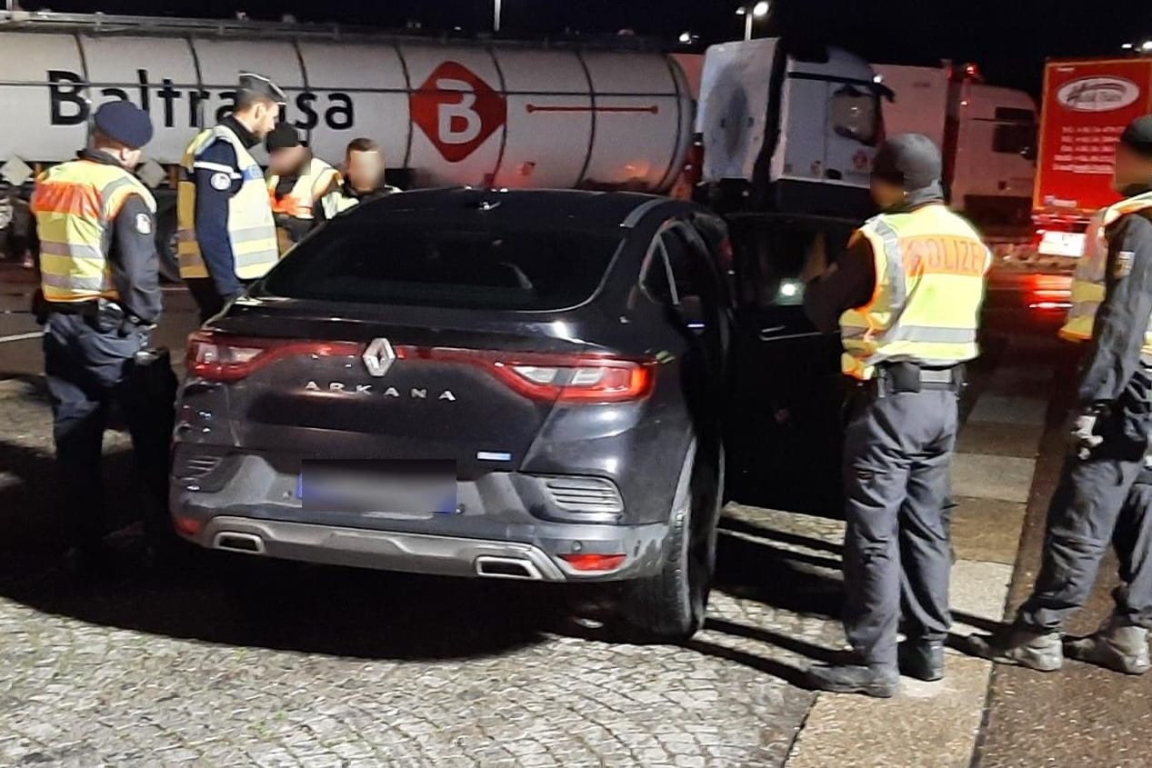 Bundespolizei stoppt einen PKW: Bei Kontrollen wurden einige PSG-Fans festgesetzt.