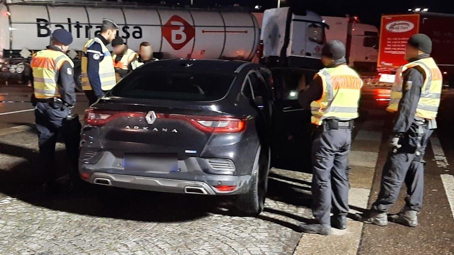 Bundespolizei stoppt einen PKW: Bei Kontrollen wurden einige PSG-Fans festgesetzt.