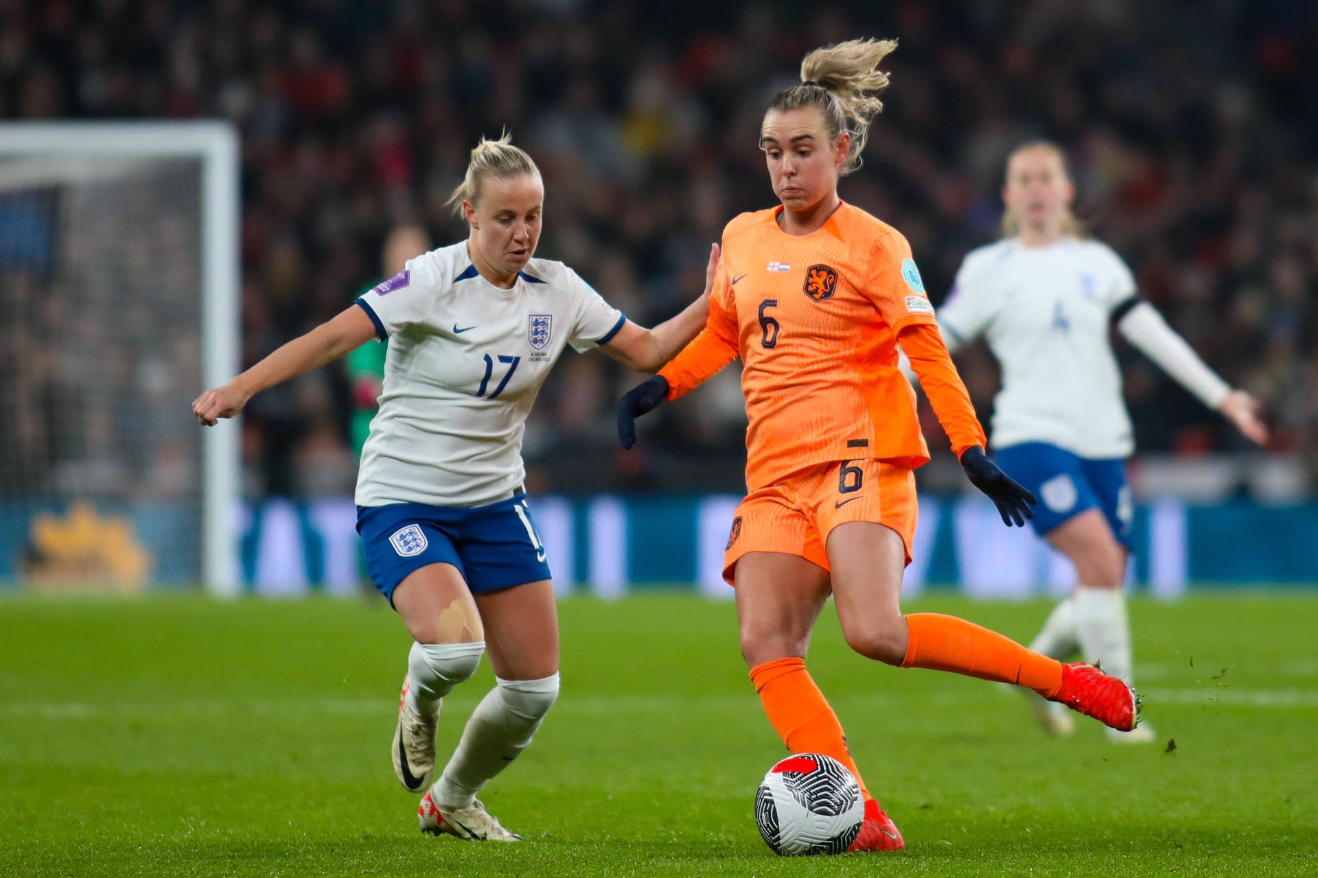 Beth Mead (l.) und Jill Roord: England und die Niederlande sind aktuell punktgleich.