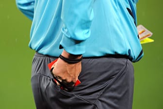 Schiedsrichter zieht rot (Symbolbild): Der Unparteiische hatte auf einmal ein Messer in der Hand.