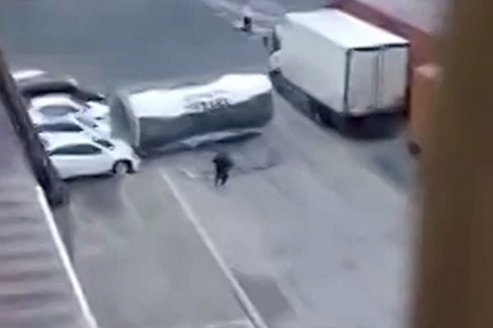 Zementrohr zerstört Autos
