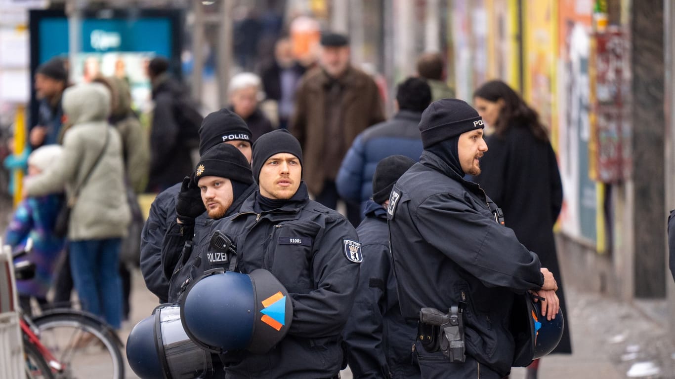 Zahlreiche Polizisten stehen am Sonntagmittag für eine Propalästinensischen Demonstration am Hermannplatz in Berlin-Neukölln bereit: