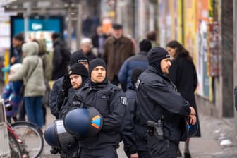 Zahlreiche Polizisten stehen am Sonntagmittag für eine Propalästinensischen Demonstration am Hermannplatz in Berlin-Neukölln bereit: