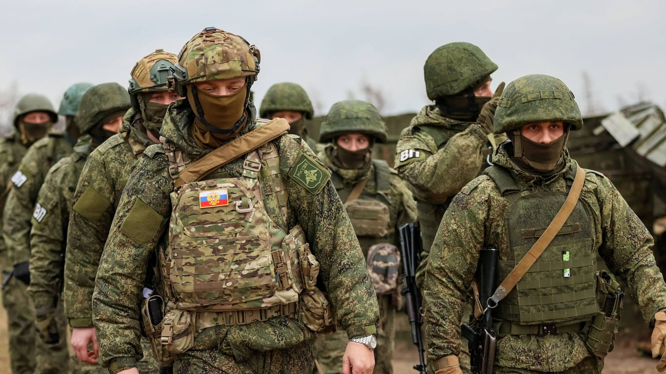 Russische Soldaten (Archivbild): Putin will laut einem neuen Dekret noch mehr an die Front in der Ukraine schicken.