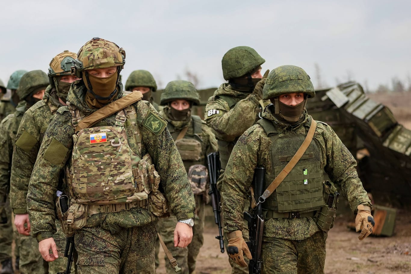 Russische Soldaten (Archivbild): Putin will laut einem neuen Dekret noch mehr an die Front in der Ukraine schicken. Russische Soldaten (Archivbild): Putin will laut einem neuen Dekret noch mehr an die Front in der Ukraine schicken.