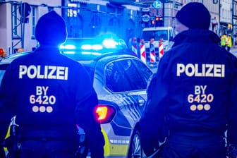 Münchner Polizisten im Einsatz (Symbolfoto): Am Wochenende jagten Ermittler einen Mann durch die Stadt.
