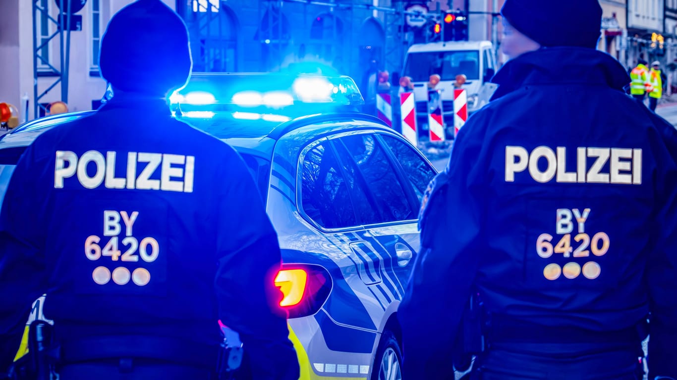 Münchner Polizisten im Einsatz (Symbolfoto): Am Wochenende jagten Ermittler einen Mann durch die Stadt.
