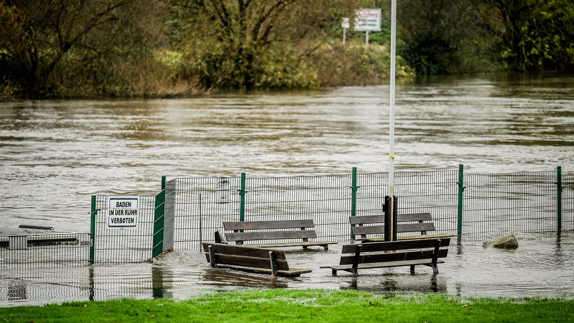 Sitzbänke des Freibads Steele stehen im Hochwasser an der Ruhr (Archivbild): Am Samstag hat die Stadt Essen vor Überflutungen gewarnt. Sitzbänke des Freibads Steele stehen im Hochwasser an der Ruhr (Archivbild): Am Samstag hat die Stadt Essen vor Überflutungen gewarnt.