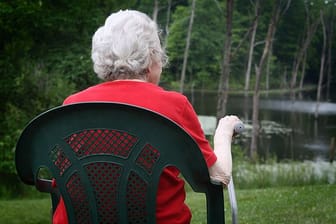 Ein ältere Dame auf einem Stuhl im Garten (Symbolbild): Eine Seniorin aus Duisburg hat am Dienstag zwei Diebinnen in die Flucht geschlagen.