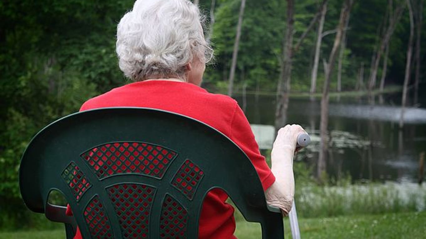 Ein ältere Dame auf einem Stuhl im Garten (Symbolbild): Eine Seniorin aus Duisburg hat am Dienstag zwei Diebinnen in die Flucht geschlagen.
