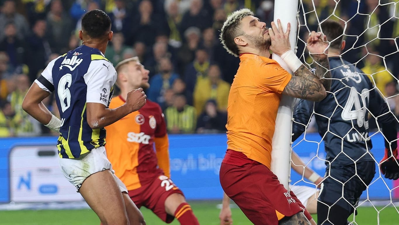 Mauro Icardi kracht gegen den Pfosten: Der Argentinier und Galatasaray erhoben schwere Vorwürfe.