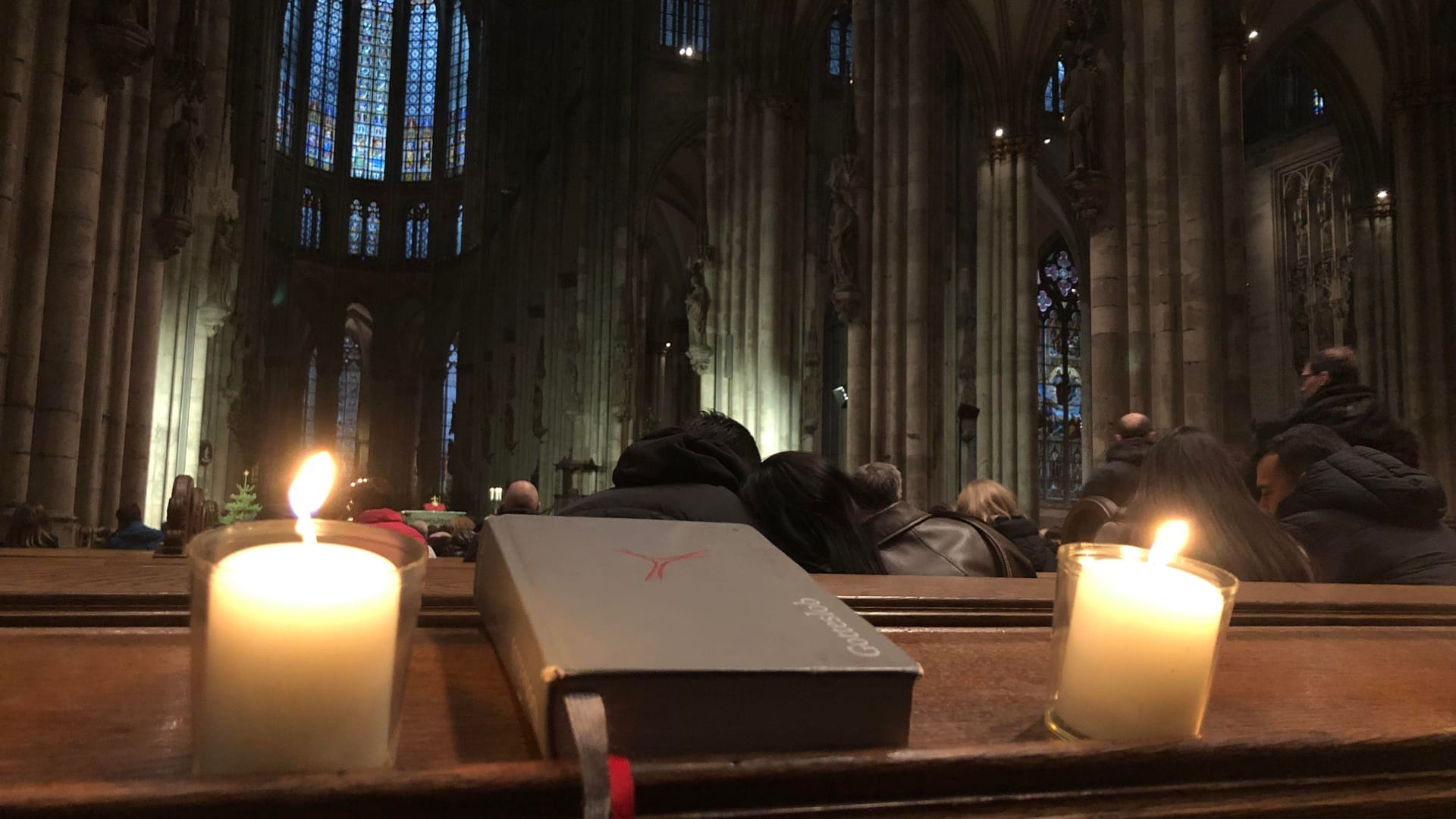 Friedenslichter im Kölner Dom: Die Gottesdienste waren gut besucht.