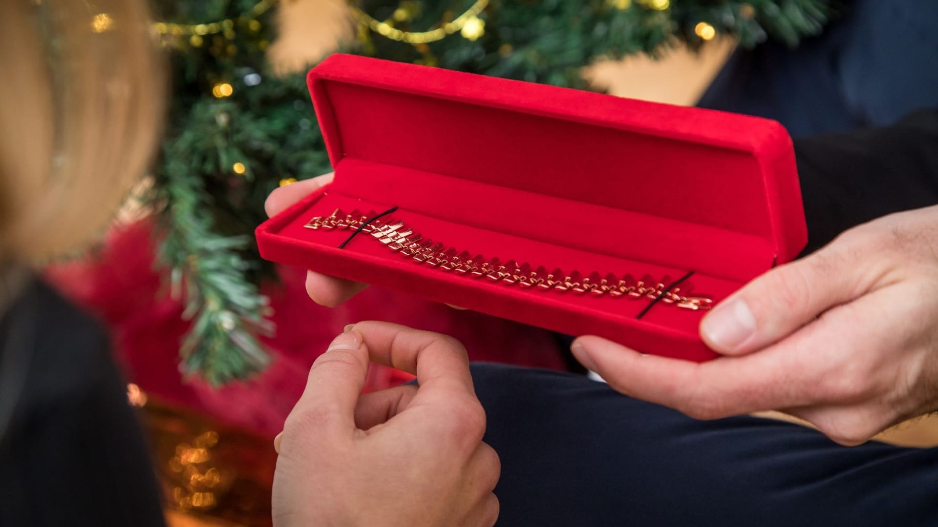 Eine Person überreicht einer anderen ein Geschenk