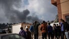 Palästinenser betrachten den aufsteigenden Rauch nach einem israelischen Luftangriff in Junis.