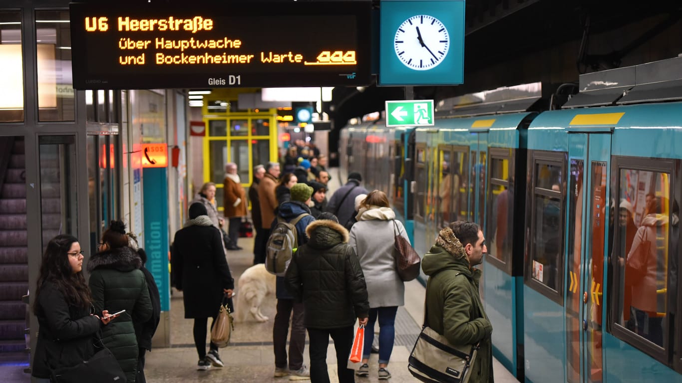 Busse und Bahnen sollen in der Weihnachtszeit in Frankfurt möglichst normal verkehren (Symbolfoto).