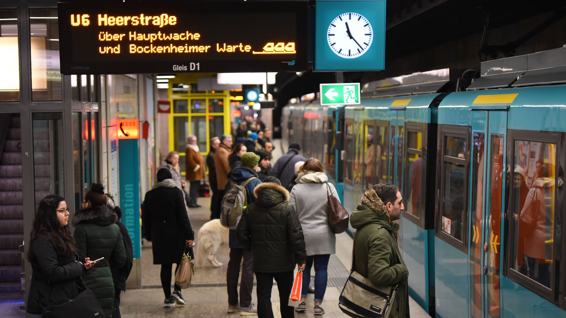 Busse und Bahnen sollen in der Weihnachtszeit in Frankfurt möglichst normal verkehren (Symbolfoto). Busse und Bahnen sollen in der Weihnachtszeit in Frankfurt möglichst normal verkehren (Symbolfoto).