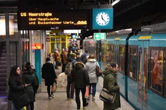 Busse und Bahnen sollen in der Weihnachtszeit in Frankfurt möglichst normal verkehren (Symbolfoto).
