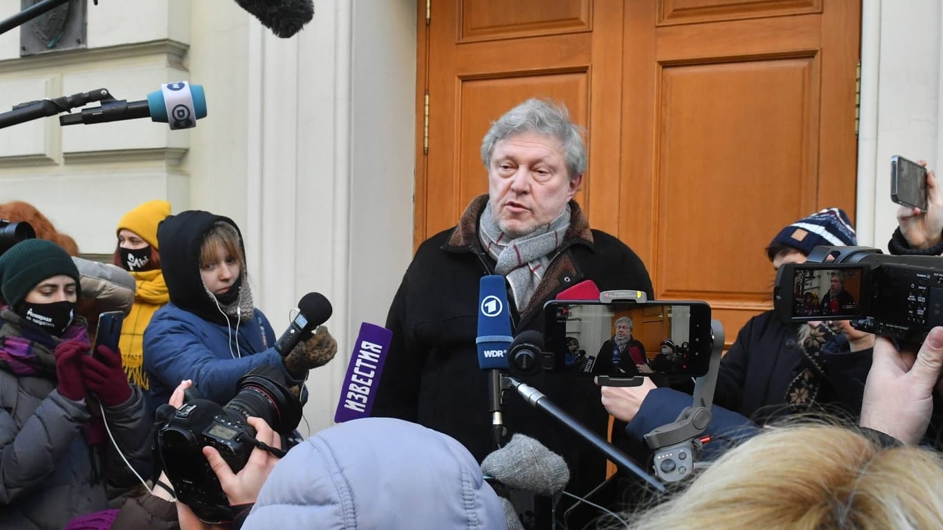 Der russische Oppositionspolitiker Grigori Jawlinski bei einem Pressetermin (Archivbild): Er misstraue offiziellen Umfragen zur Meinung der Russen über den Krieg, sagt er im Gespräch mit einem russischen Sender.