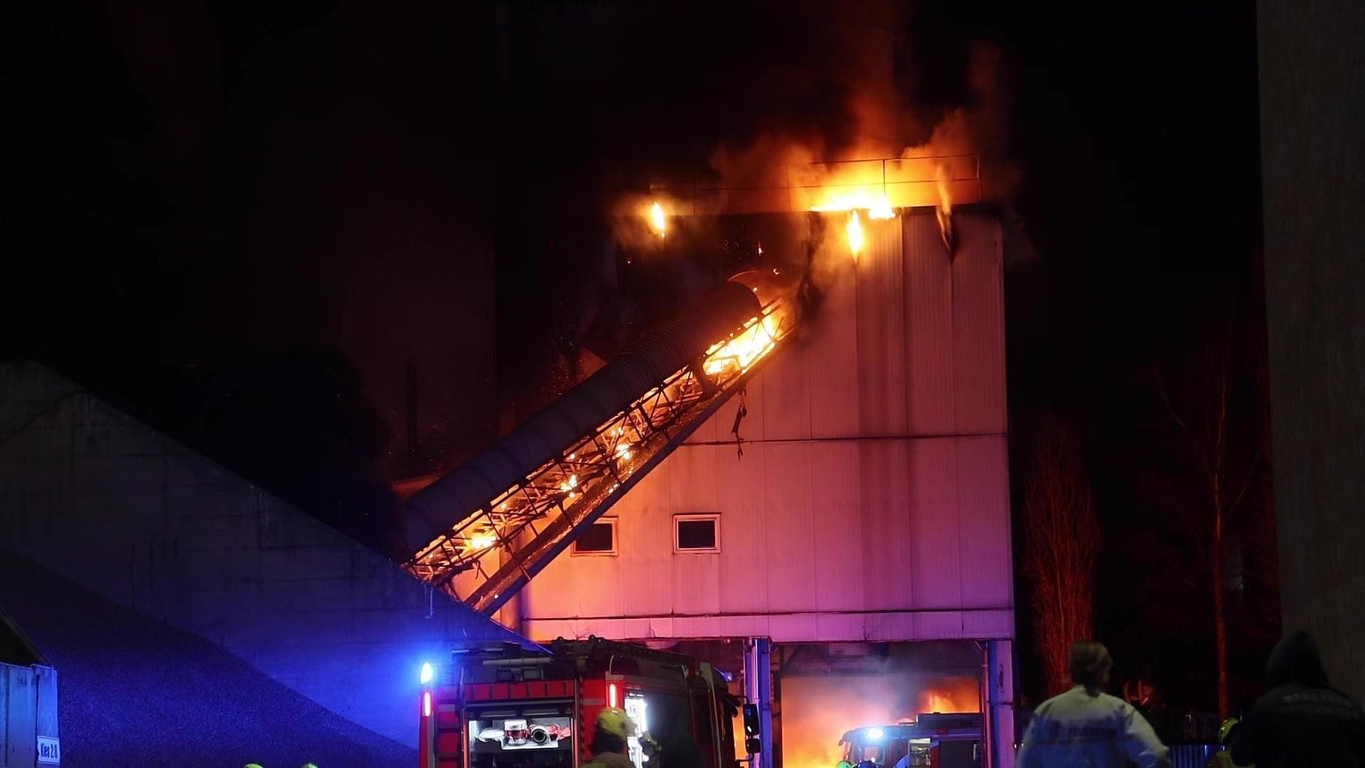 Feuer bei der Betonfirma Cemex: Der Brand verursachte einen gewaltigen Schaden. Feuer bei der Betonfirma Cemex: Der Brand verursachte einen gewaltigen Schaden.