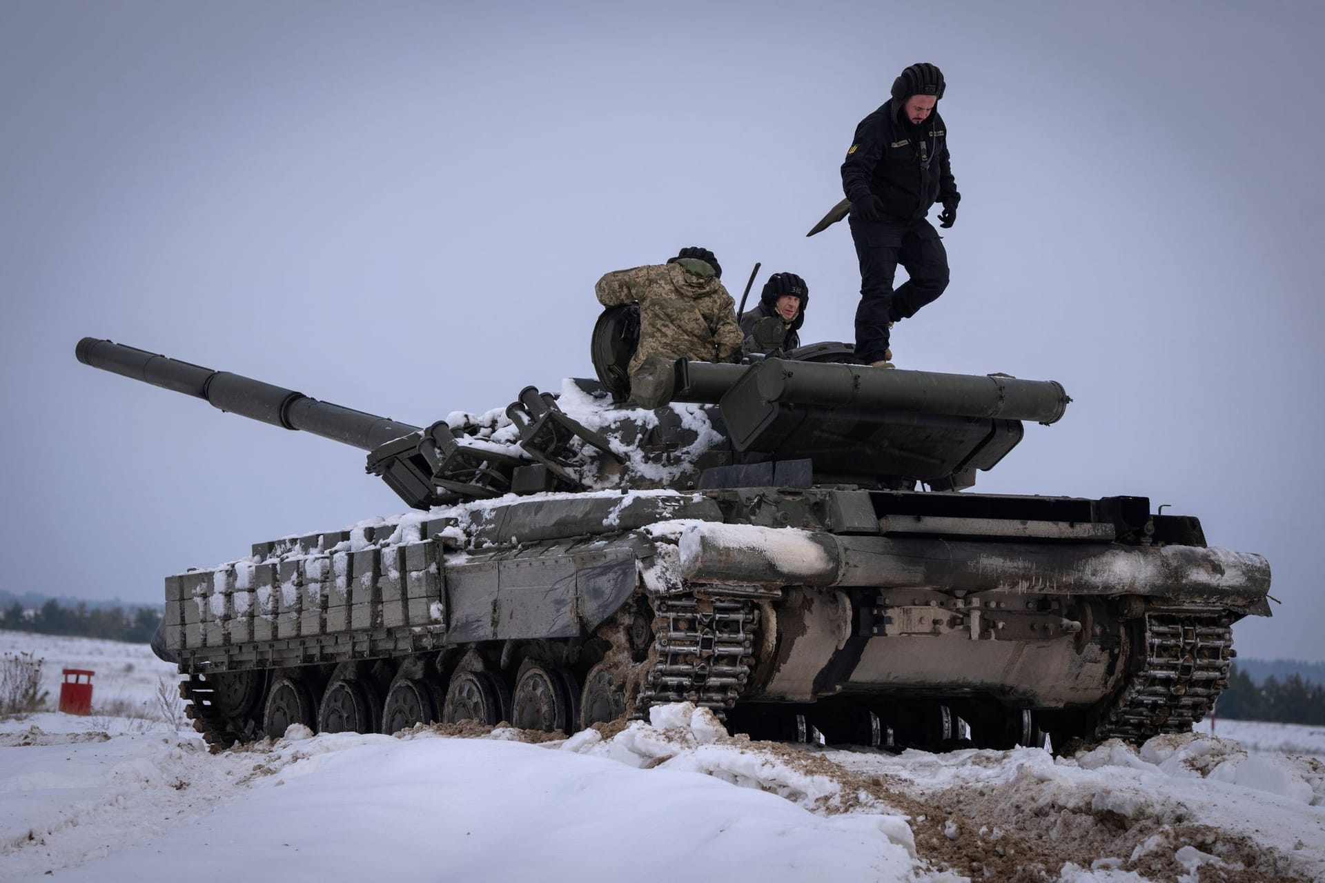 Ukrainische Soldaten üben an einem Panzer während einer militärischen Ausbildung.