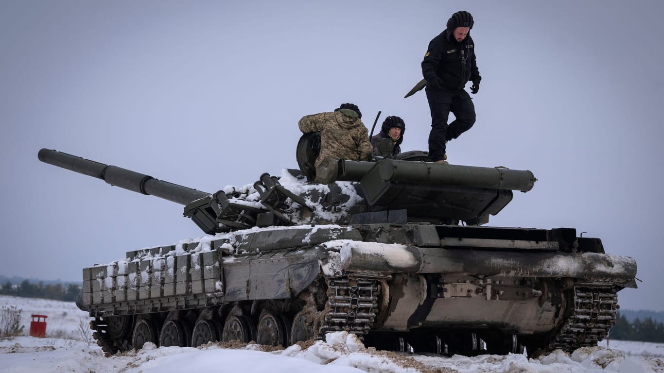 Ukrainische Soldaten üben an einem Panzer während einer militärischen Ausbildung.