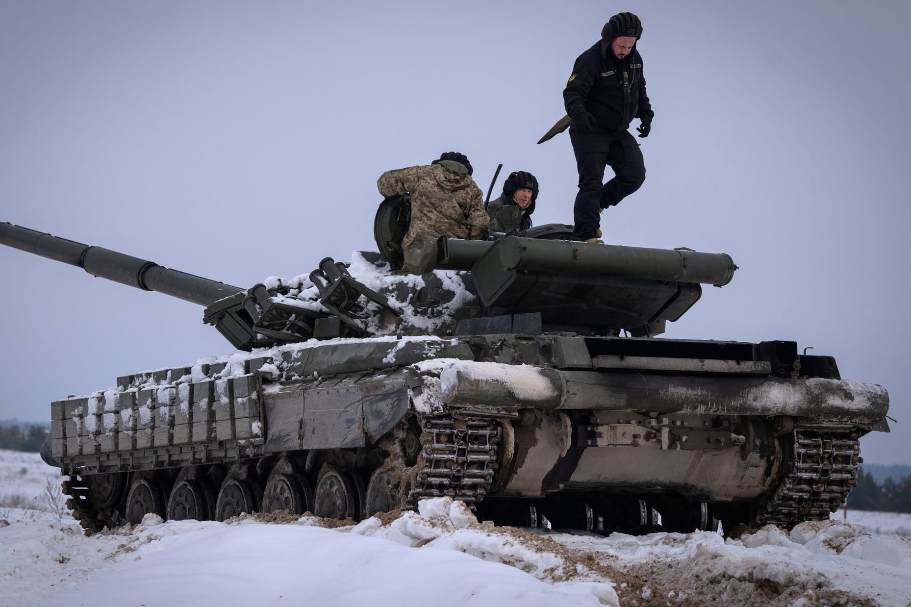 Ukrainische Soldaten üben an einem Panzer während einer militärischen Ausbildung.