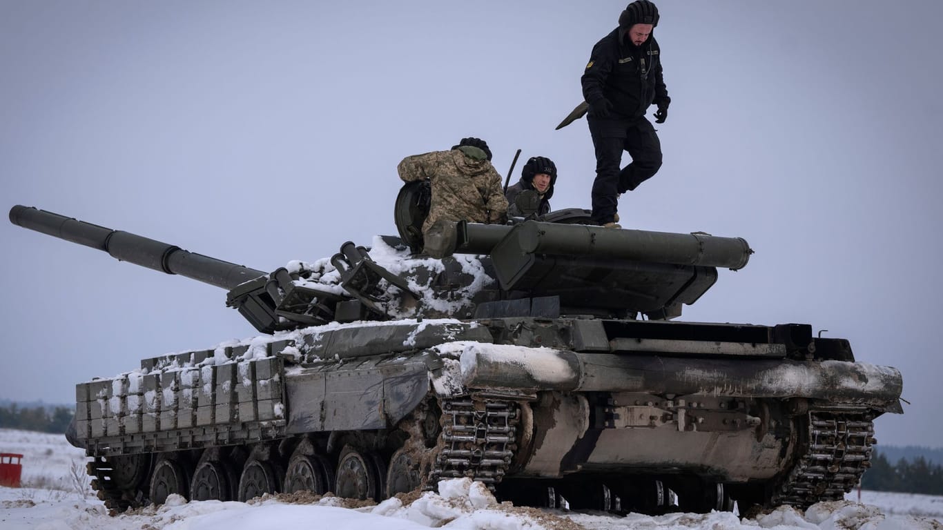 Ukrainische Soldaten üben an einem Panzer während einer militärischen Ausbildung.