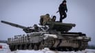 Ukrainische Soldaten üben an einem Panzer während einer militärischen Ausbildung. Ukrainische Soldaten üben an einem Panzer während einer militärischen Ausbildung.