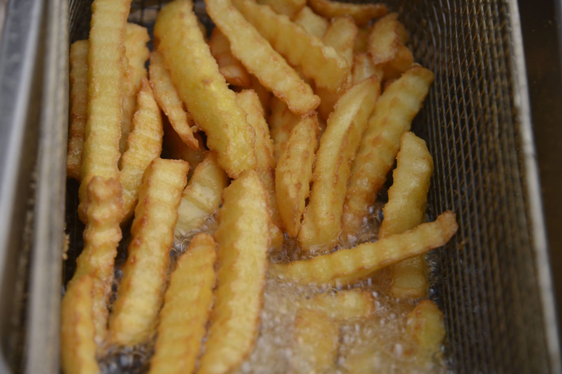 Pommes frites in der Fritteuse (Symbolbild): In den USA drohte ein Mann, den Kopf eines McDonalds-Mitarbeiters darin einzutauchen.