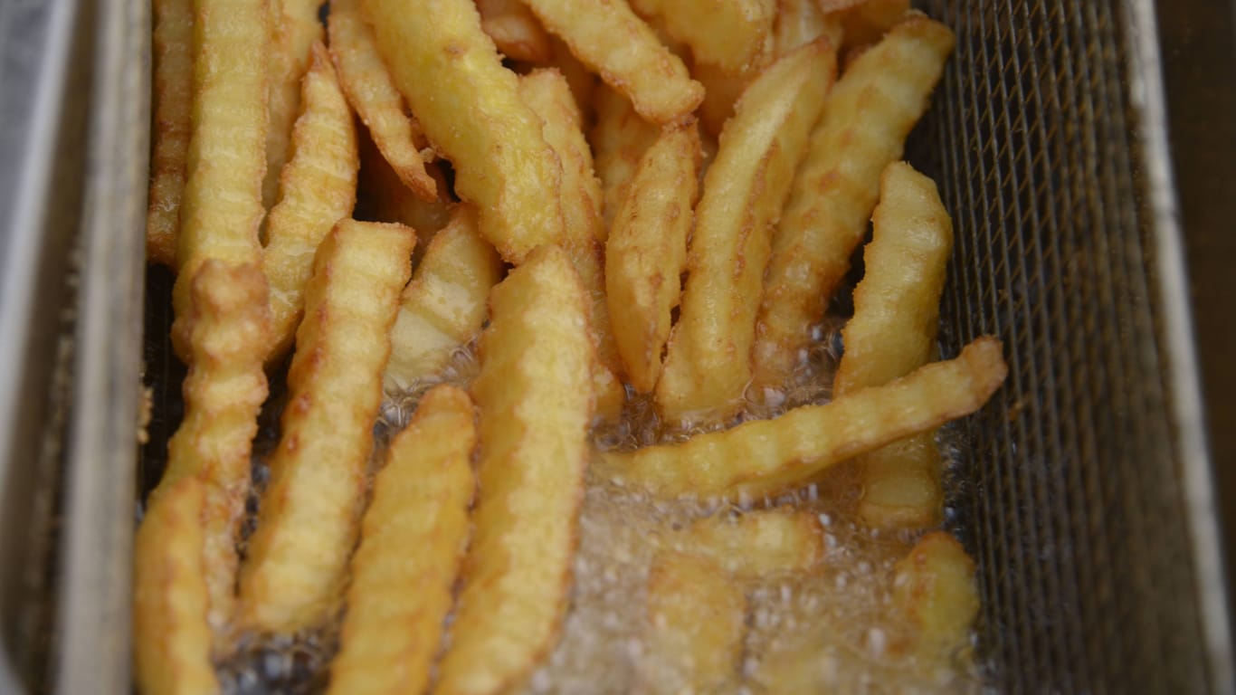 Pommes frites in der Fritteuse (Symbolbild): In den USA drohte ein Mann, den Kopf eines McDonalds-Mitarbeiters darin einzutauchen.