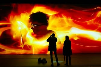 Köln: Besucher stehen in der Ausstellung "Harry Potter: Visions of Magic" im Odysseum vor einer Leinwand.