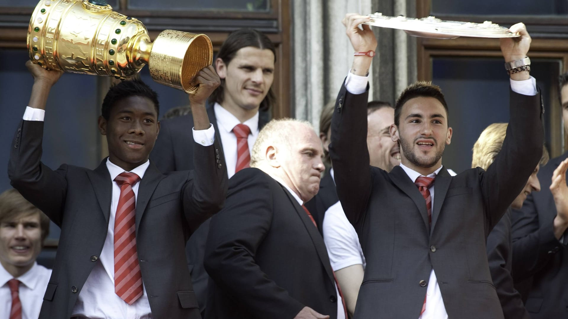 David Alaba (2.v.l.) und der FC Bayern im Jahr 2010: Sie feierten mit Uli Hoeneß (3.vl.l.) das Double.