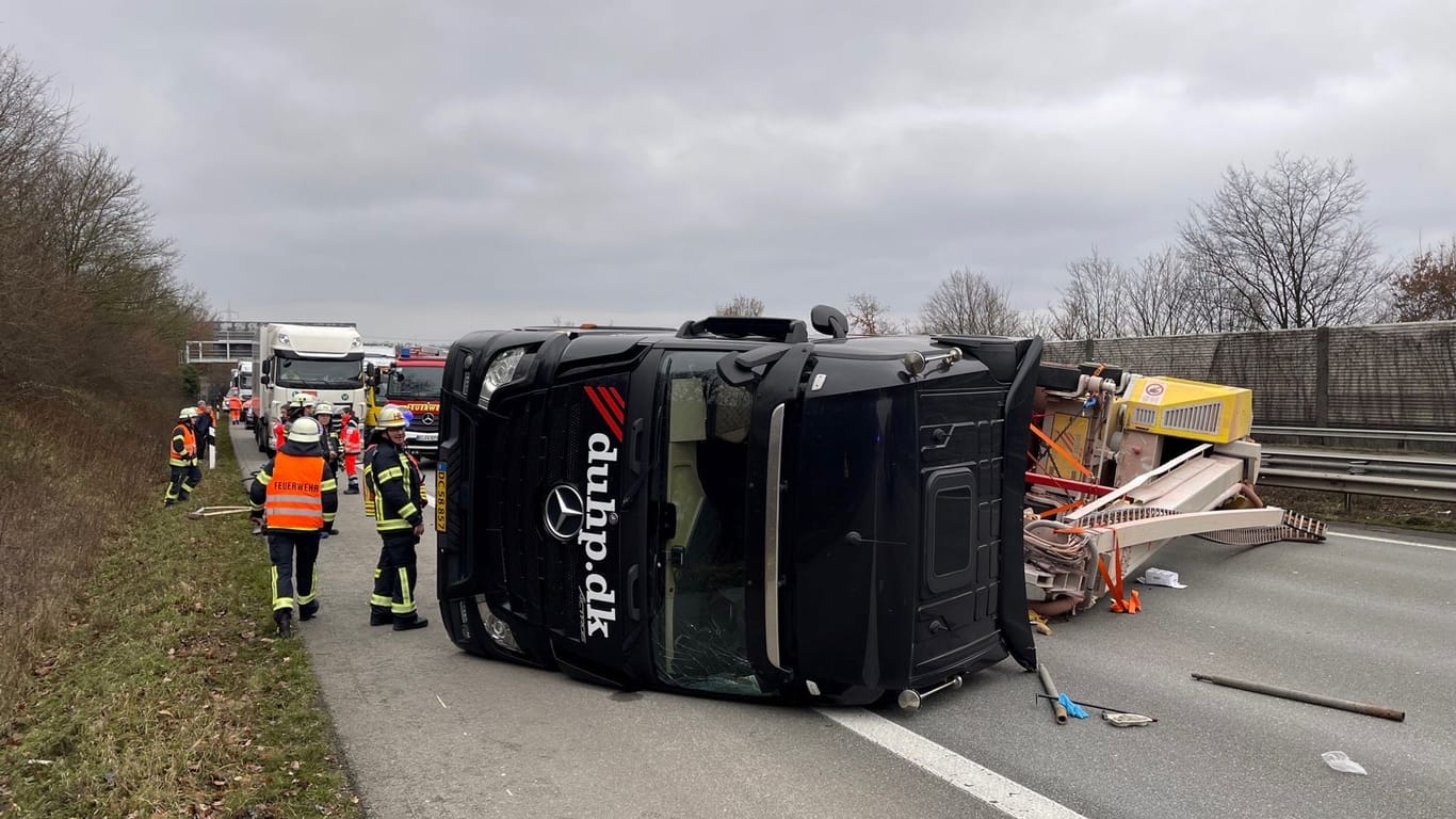 Lkw umgekippt - A2 in Richtung Hannover stundenlang gesperrt