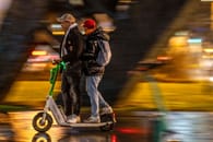Berlin: Drei Kinder auf E-Scooter –..