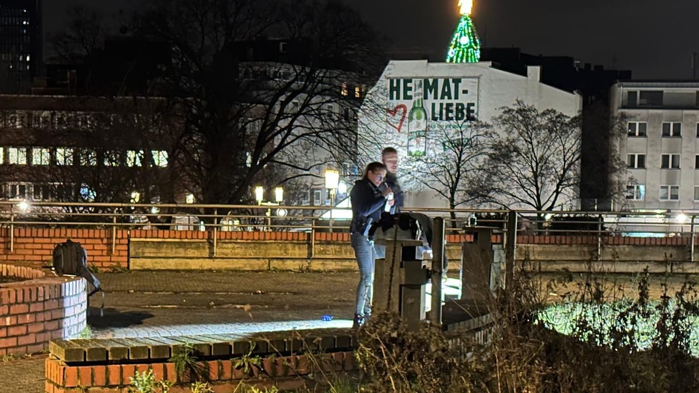 Dortmunder Polizisten auf der Suche nach Spuren am Stadtgarten.